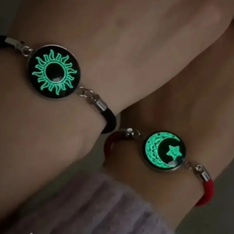 Armband mit rotem und schwarzem leuchtendem Halbmond und Sonne