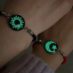 Armband mit rotem und schwarzem leuchtendem Halbmond und Sonne