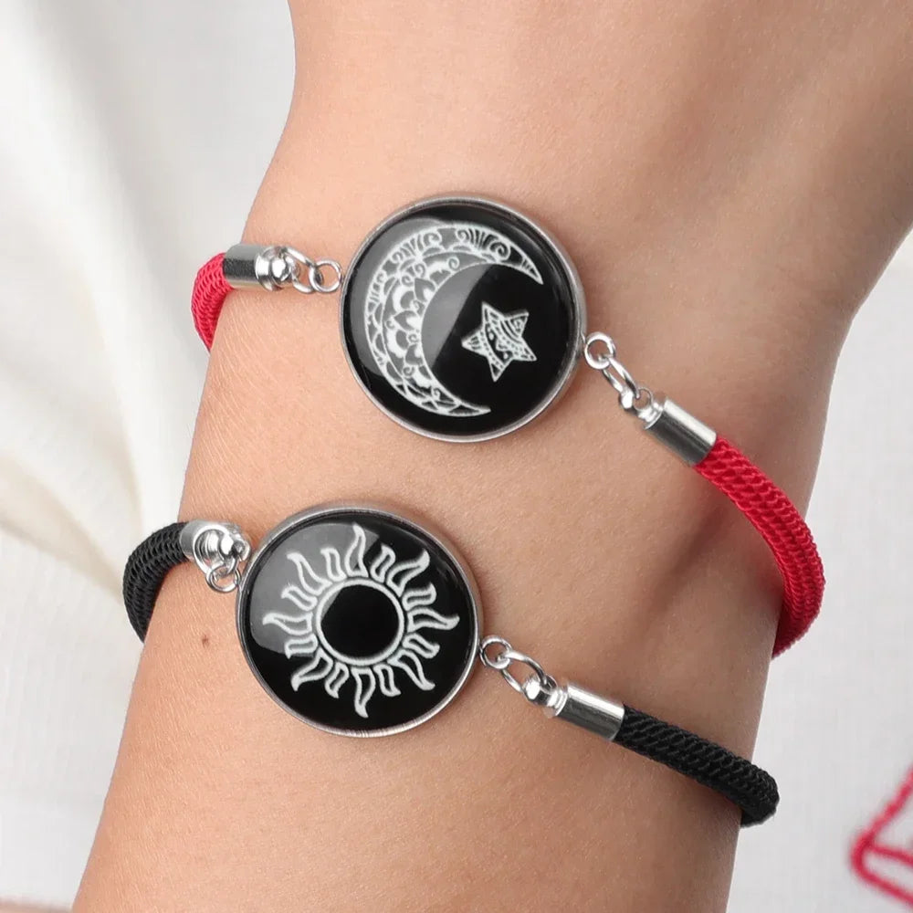 Armband mit rotem und schwarzem leuchtendem Halbmond und Sonne