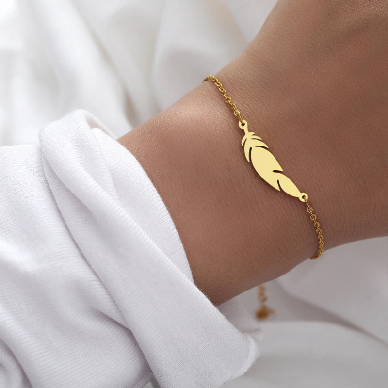 Charm-Armband mit goldener Feder