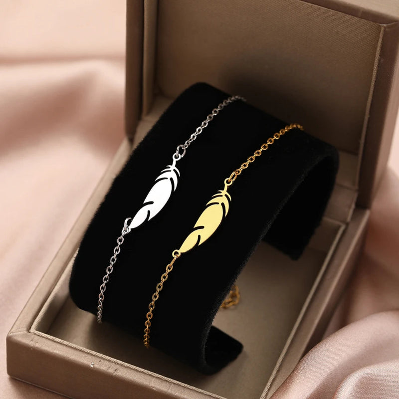 Charm-Armband mit silberner Feder