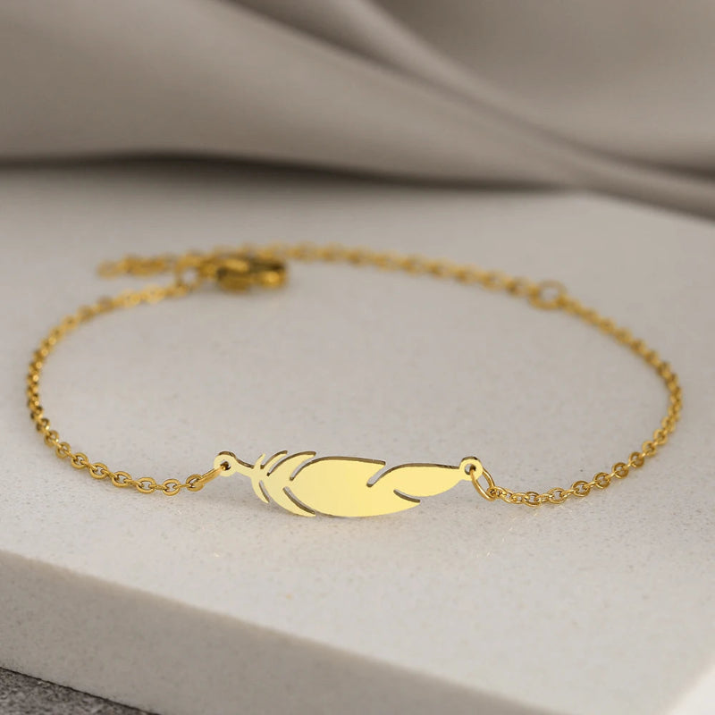 Charm-Armband mit goldener Feder