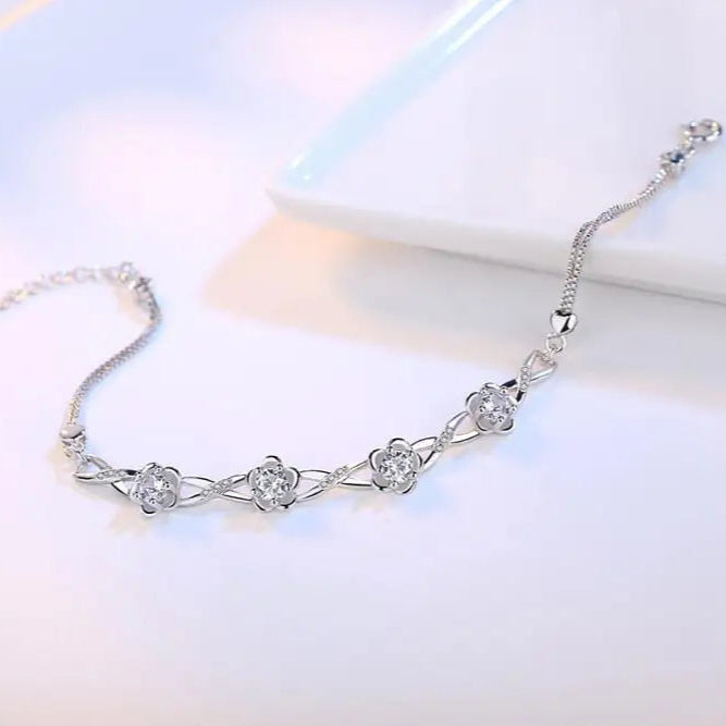 Armband mit feinen Blumen aus weißem Zirkon