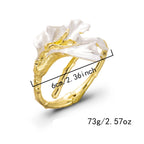 Armband mit großer asymmetrischer Blume in weißer Perlmuttoptik