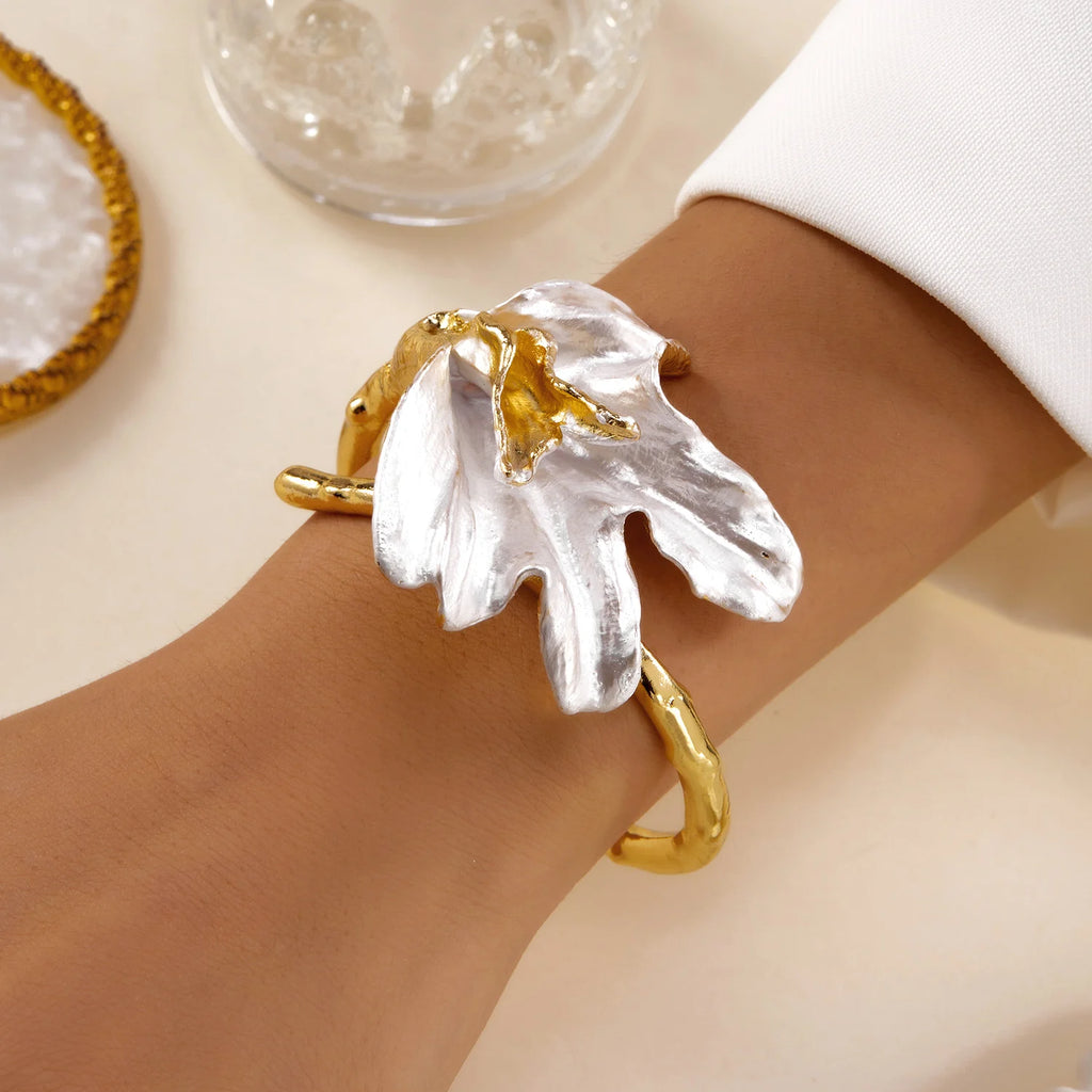 Armband mit großer asymmetrischer Blume in weißer Perlmuttoptik