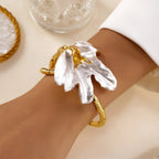 Armband mit großer asymmetrischer Blume in weißer Perlmuttoptik