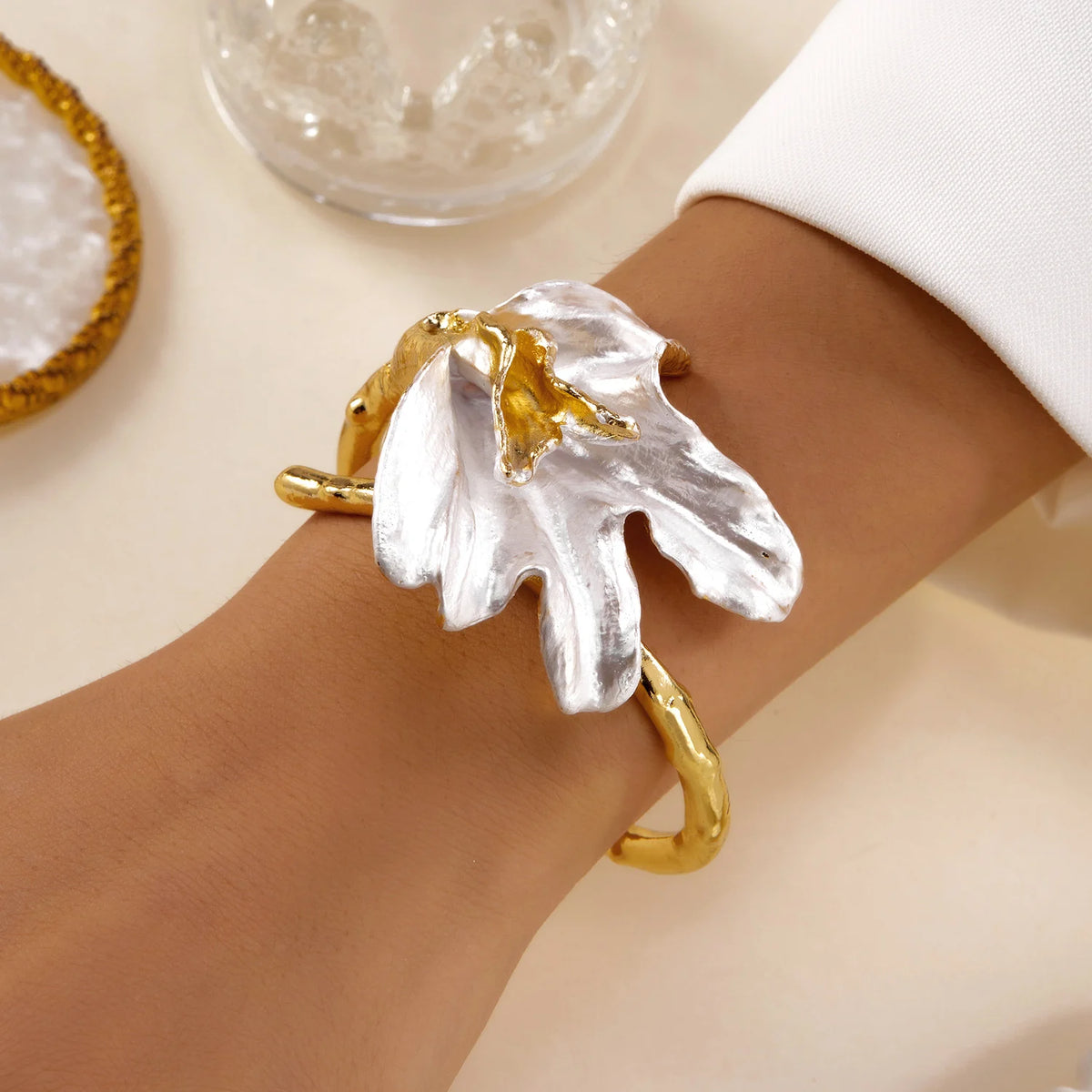 Armband mit großer asymmetrischer Blume in weißer Perlmuttoptik