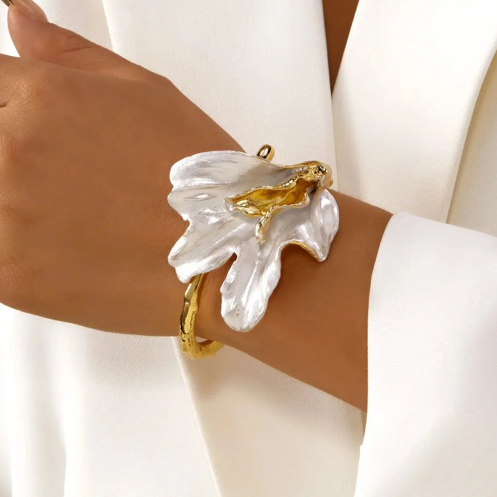 Armband mit großer asymmetrischer Blume in weißer Perlmuttoptik