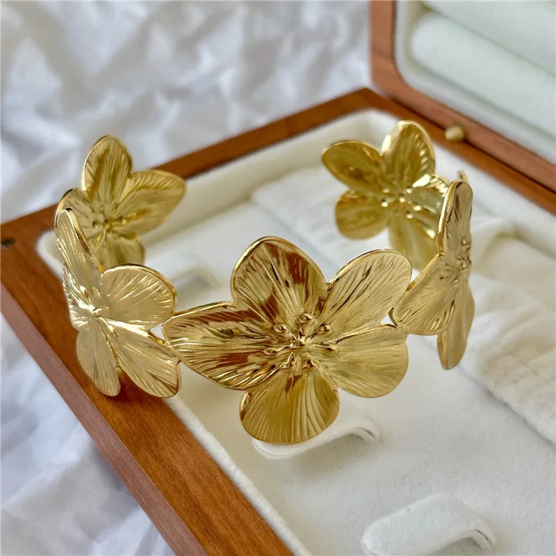 Armband mit großen Hibiskusblüten Gold