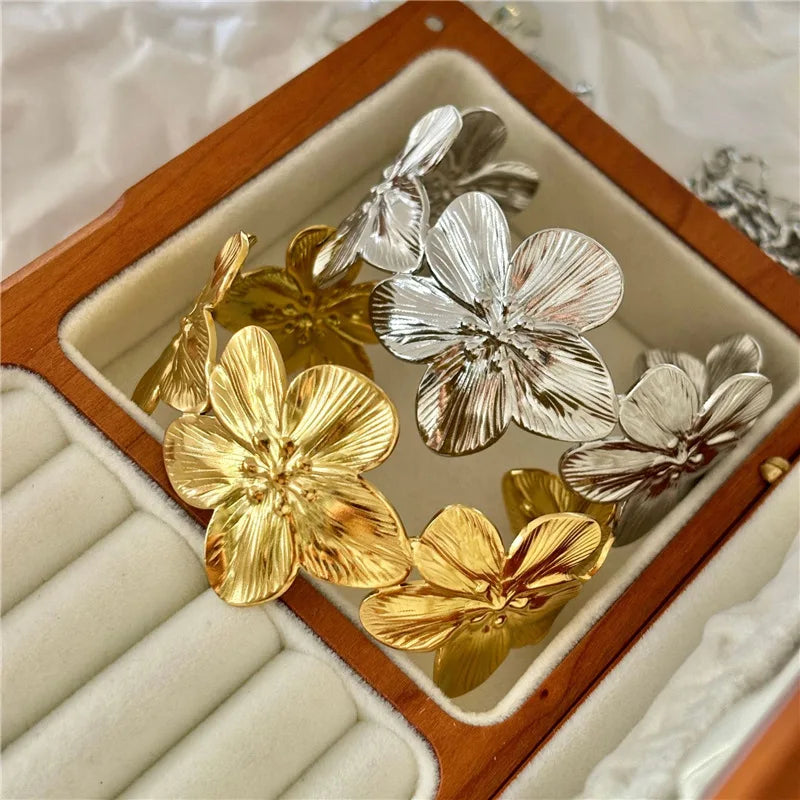 Armband mit großen Hibiskusblüten