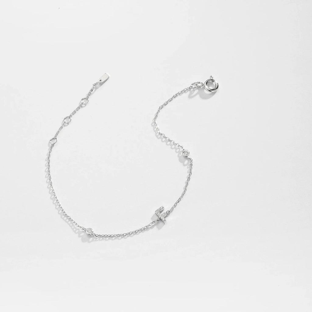 Armband mit Initiale aus silbernen Strasssteinen
