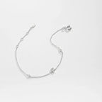 Armband mit Initiale aus silbernen Strasssteinen