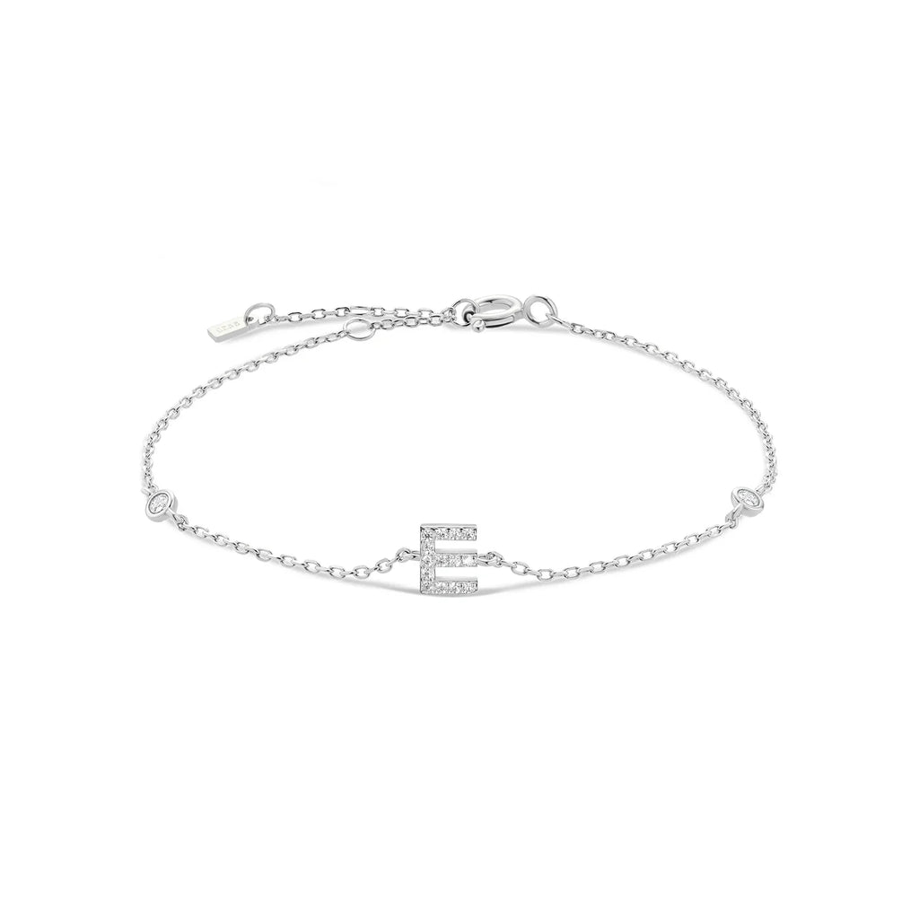 Armband mit Initiale aus silbernen Strasssteinen e