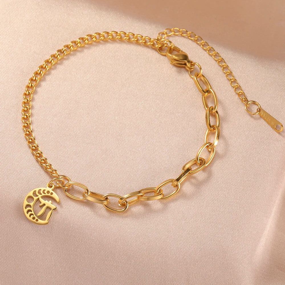 Armband mit dem jüdischen Schutzsymbol Chai auf goldenem Mondsichel