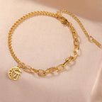 Armband mit dem jüdischen Schutzsymbol Chai auf goldenem Mondsichel