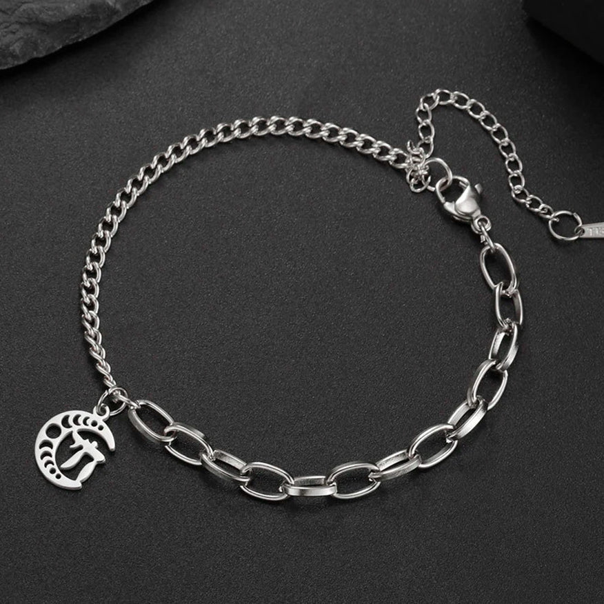 Armband mit dem jüdischen Schutzsymbol Chai auf silbernem Mondsichel