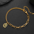 Armband mit dem jüdischen Schutzsymbol Chai auf goldenem Mondsichel