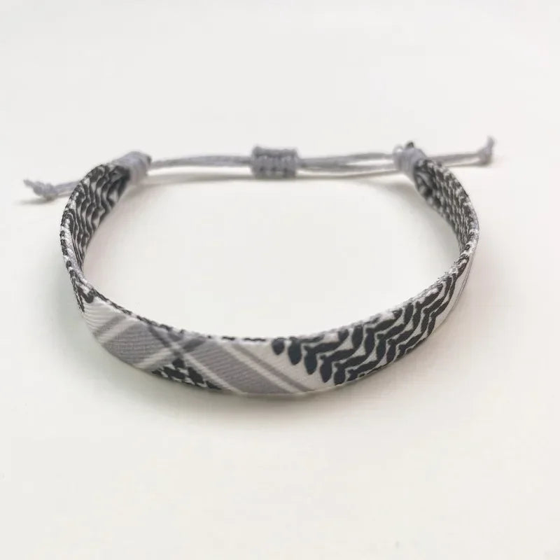Armband mit grauen geometrischen Keffiyeh-Mustern