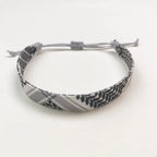 Armband mit grauen geometrischen Keffiyeh-Mustern