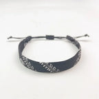 Armband mit schwarzen geometrischen Keffiyeh-Mustern