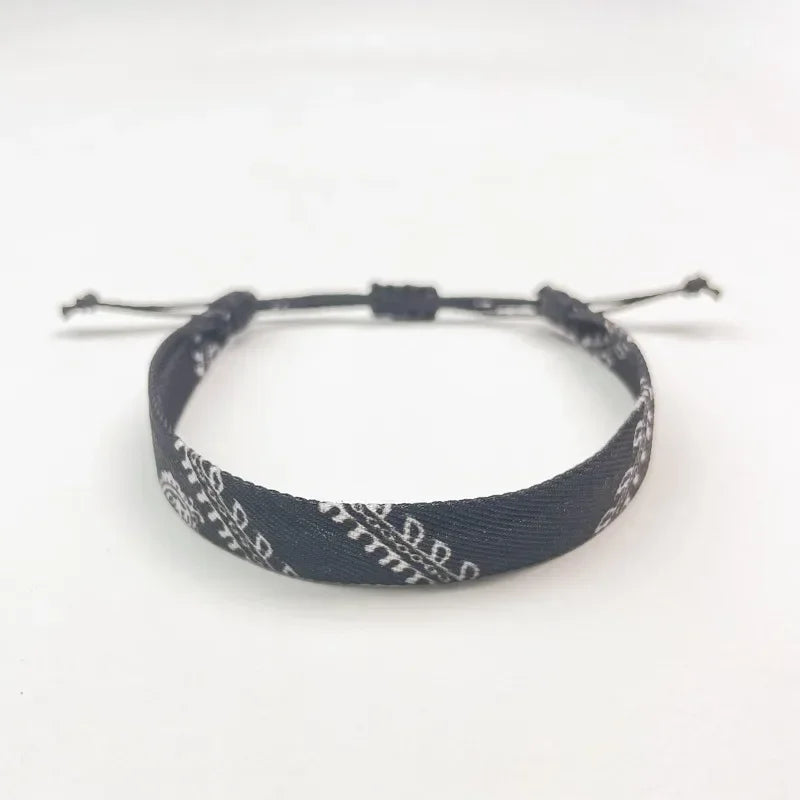 Armband mit schwarzen geometrischen Keffiyeh-Mustern