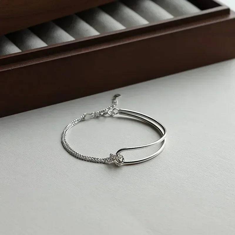 Armband mit Knoten im modernen Stil