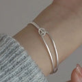 Armband mit Knoten im modernen Stil
