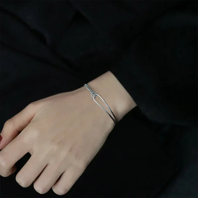 Armband mit Knoten im modernen Stil