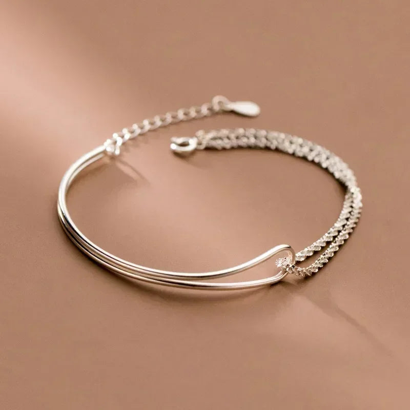 Armband mit Knoten im modernen Stil