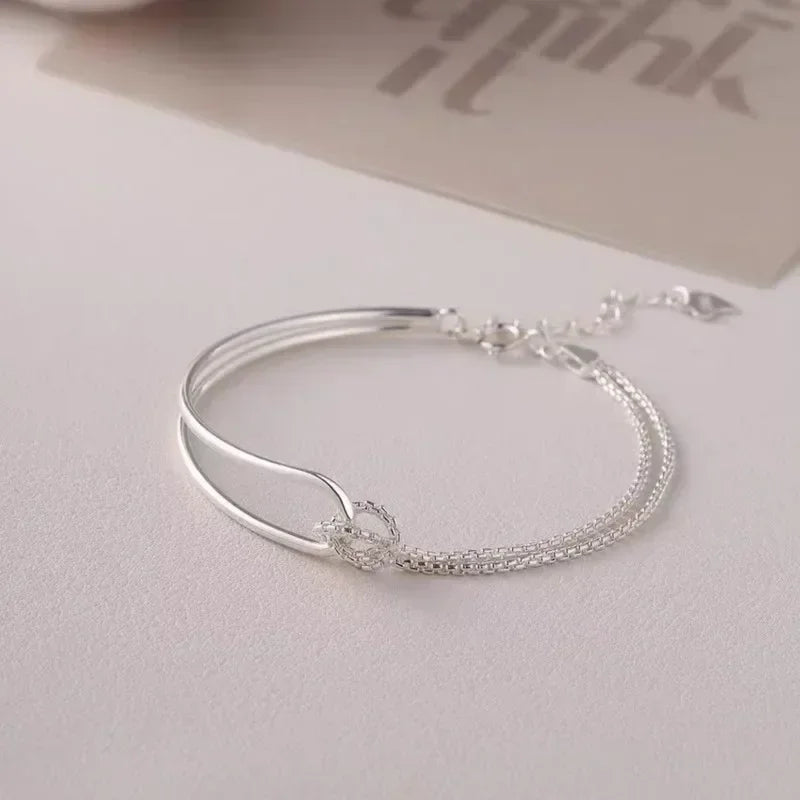Armband mit Knoten im modernen Stil