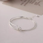 Armband mit Knoten im modernen Stil