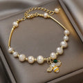 Armband mit weißen Perlen und Biene