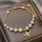 Armband mit weißen Perlen und Biene