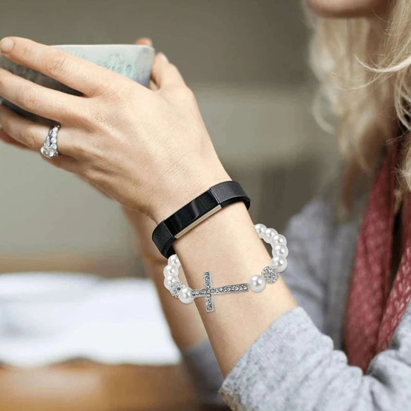 Armband mit weißen Perlen und Kreuz