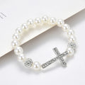 Armband mit weißen Perlen und Kreuz