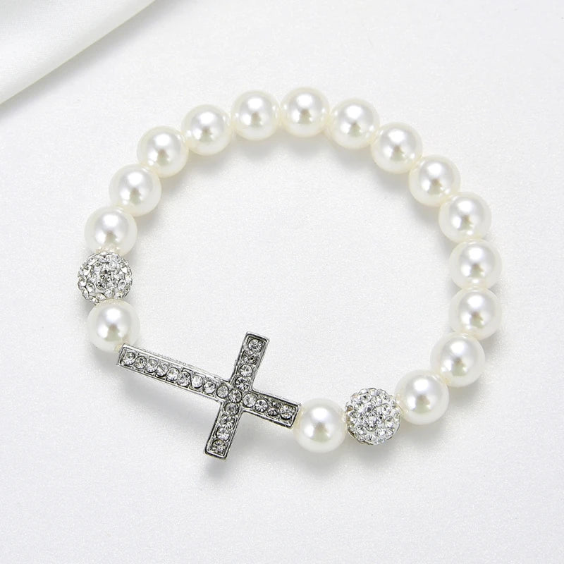 Armband mit weißen Perlen und Kreuz
