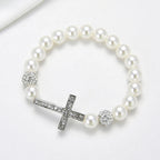 Armband mit weißen Perlen und Kreuz