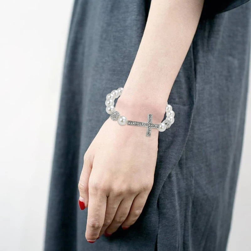 Armband mit weißen Perlen und Kreuz