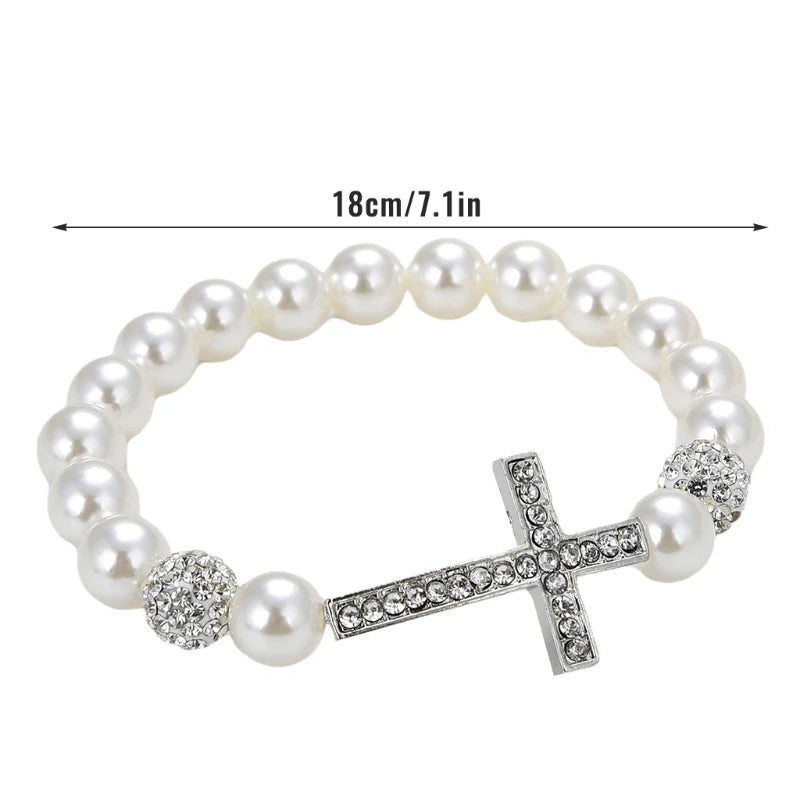 Armband mit weißen Perlen und Kreuz