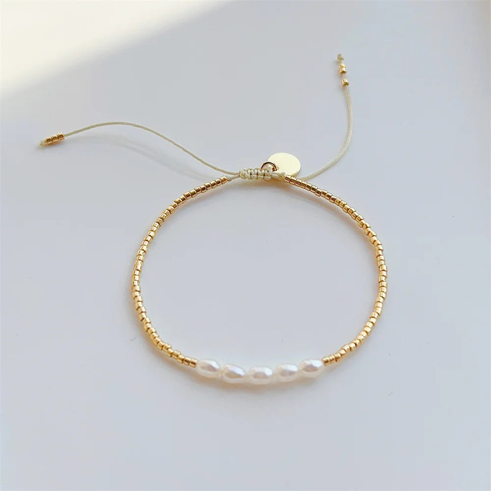 Armband mit aufgereihten Süßwasserperlen