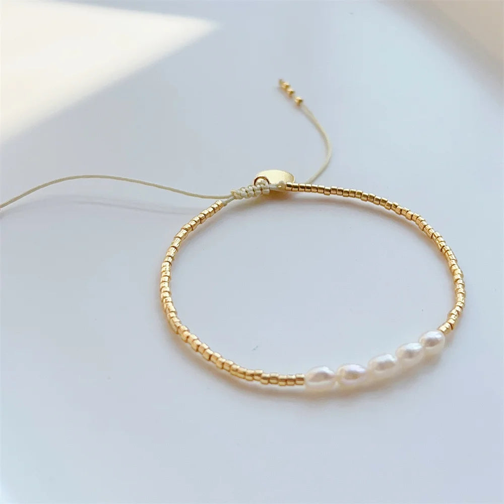 Armband mit aufgereihten Süßwasserperlen