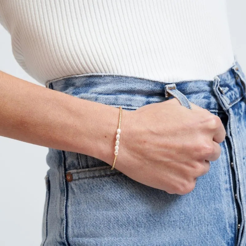 Armband mit aufgereihten Süßwasserperlen