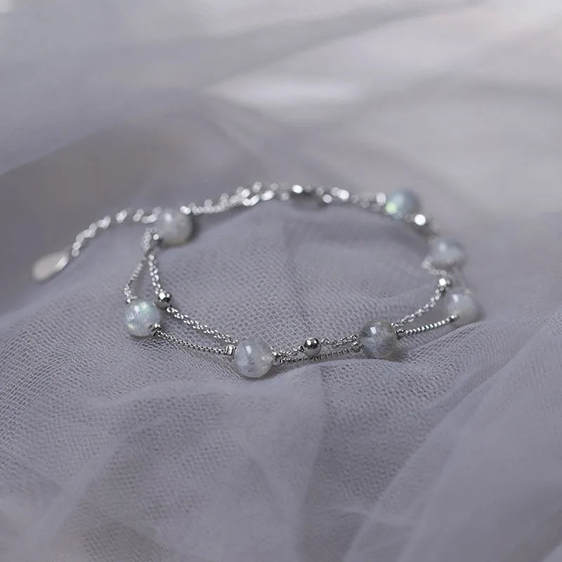 Armband mit Mondsteinperlen mit irisierenden Reflexen