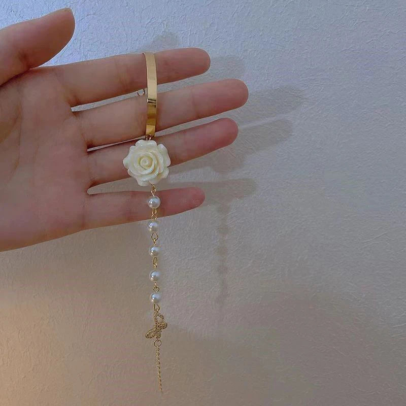 Armband mit Perlen und weißer Rosenblüte
