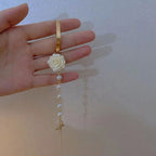 Armband mit Perlen und weißer Rosenblüte