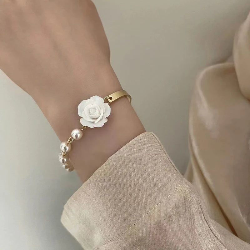 Armband mit Perlen und weißer Rosenblüte