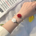 Armband mit Perlen und weißer Rosenblüte