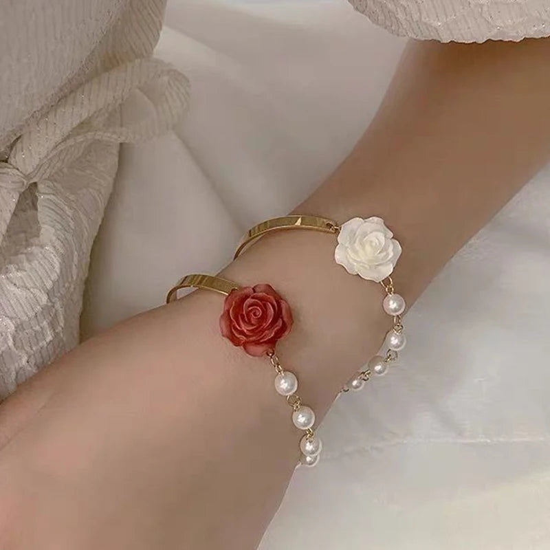 Armband mit Perlen und roter Rosenblüte