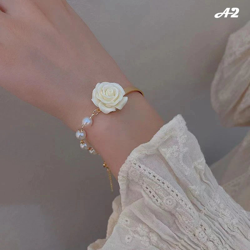 Armband mit Perlen und weißer Rosenblüte