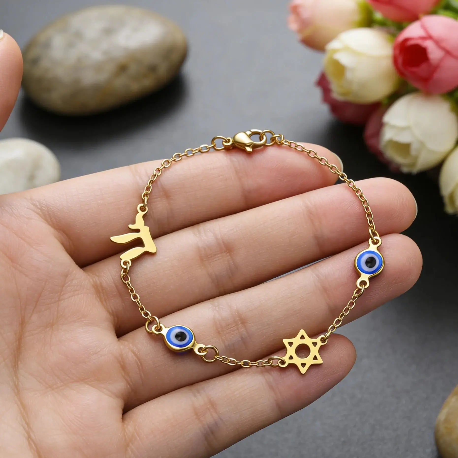 Armband mit Schutzsymbolen blaues Auge, Chai und dem <span data-glossary-id="davidstern">Davidstern</span> Gold
